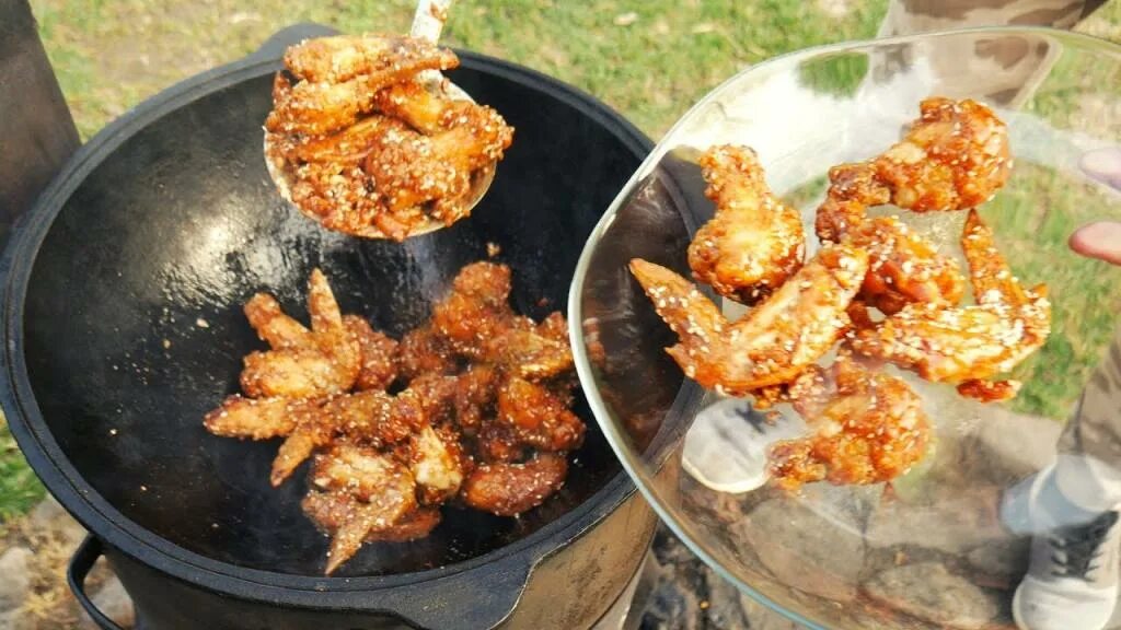 Макароны с мясом в казане на костре. Макароны с тушенкой в казане на костре. Куриные блюда. Куриное блюдо в казане. Куриное блюдо в казане.