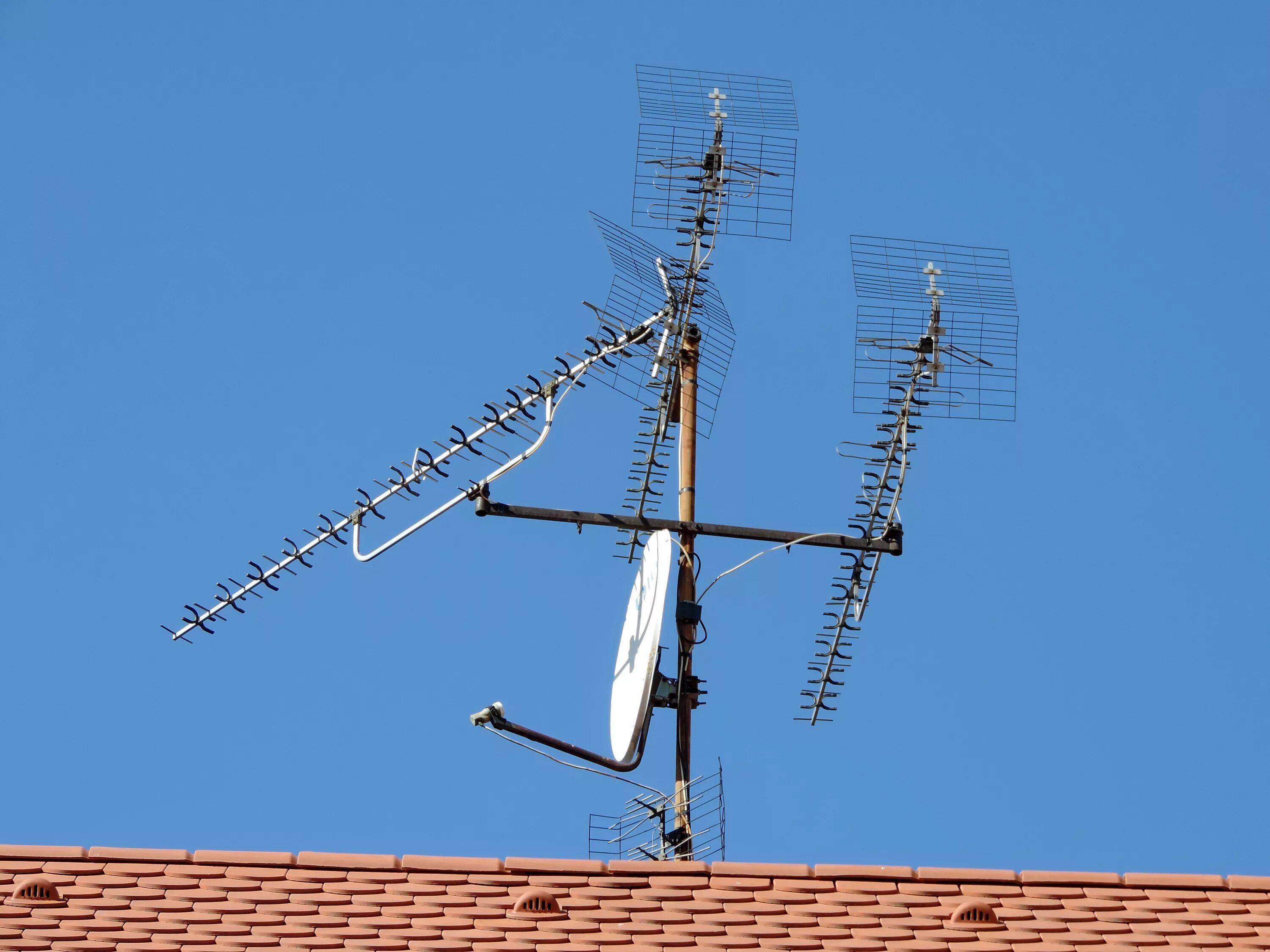 Antena x300a. Что с антенной. Антенна на крыше дома. Что с антенной. Антенна для телевизора.