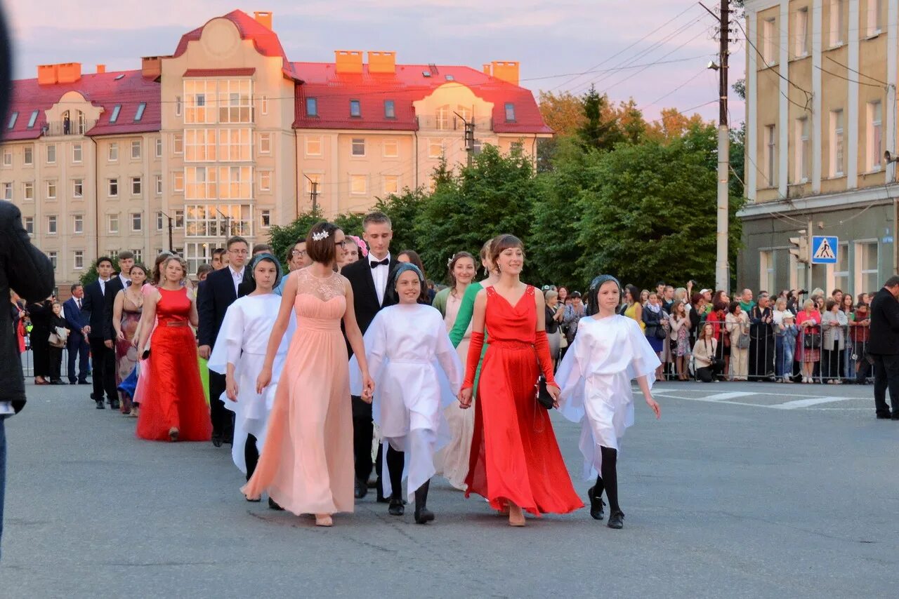 Выпускной город Гусев. День города г. Гусев Калининградской. Гусев (город). Элита в Гусеве.