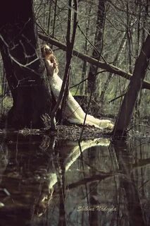 Связанная девушка лес