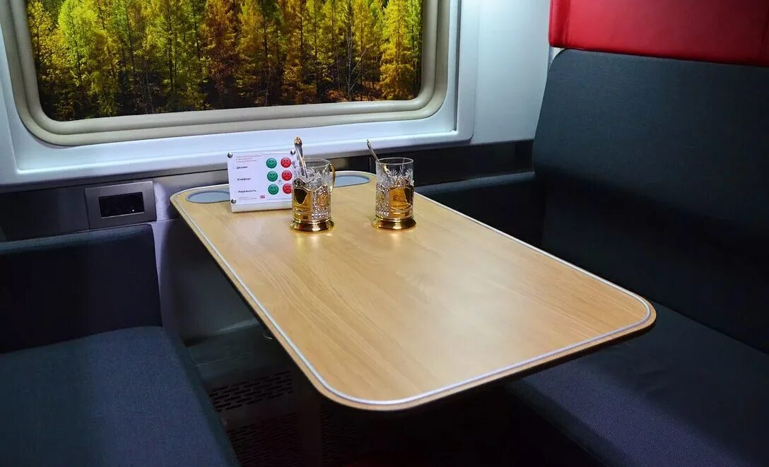 Фото полки для багажа в плацкартном. Рундук ржд. Столик в поезде. Складной столик в поезде. Как опустить стол в плацкарте.