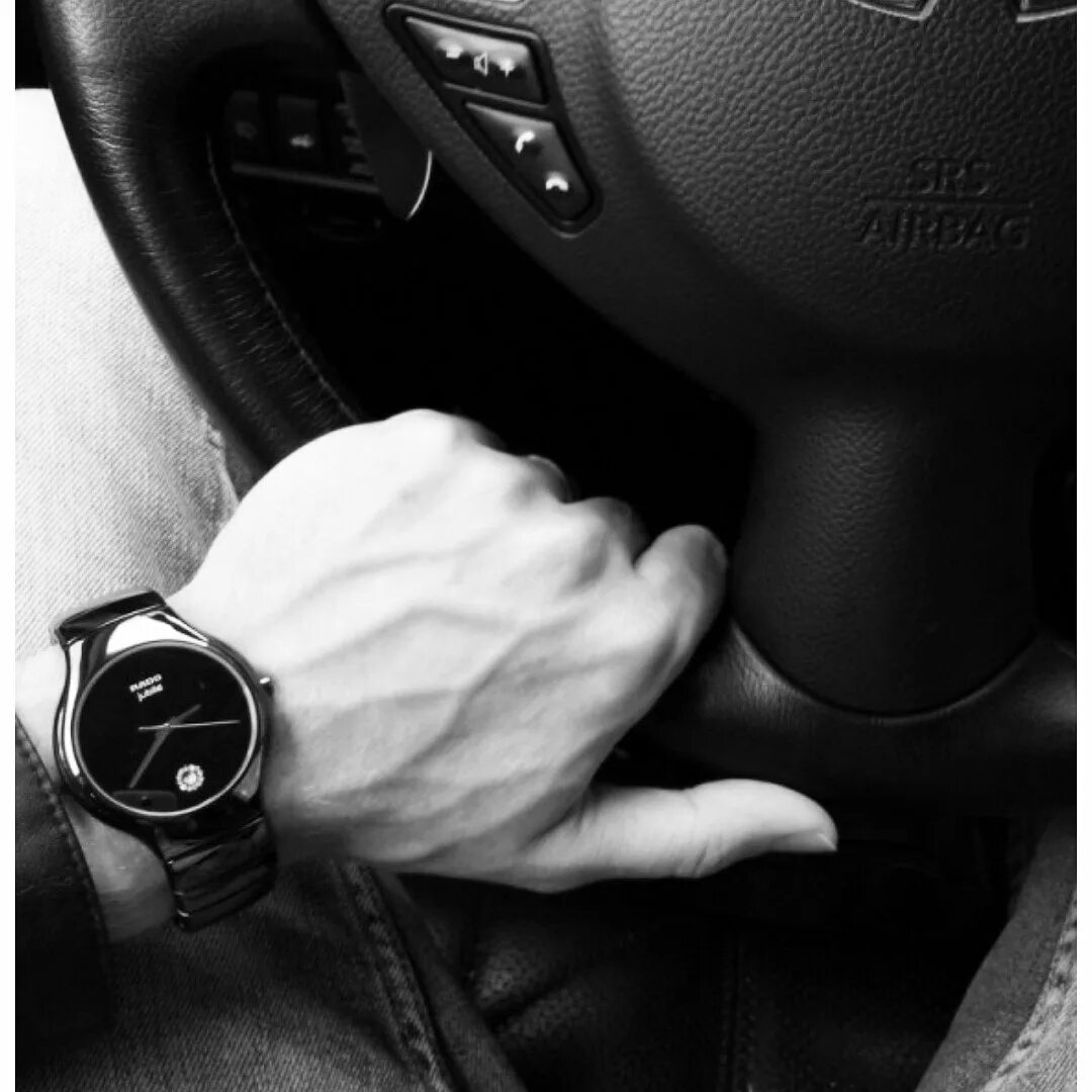 Красивые мужские руки на руле. Рука за рулем. Себастьян феттель палец. За рулем. Парень за рулем.