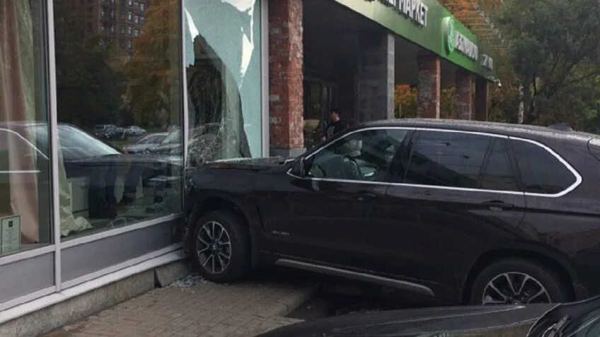 Аварии в коломне около макдональдс. Смоленская въехала в витрину. Питерские машины. Самосвал снес. Автомобиль влетел в пекарню.