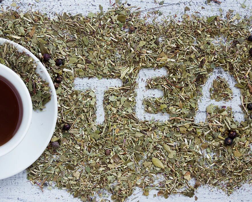 Зеленый чай текст. Надпись чай. Травяной чай надпись. Чай с надписью Tea. Кружка чая из сушеных растений.