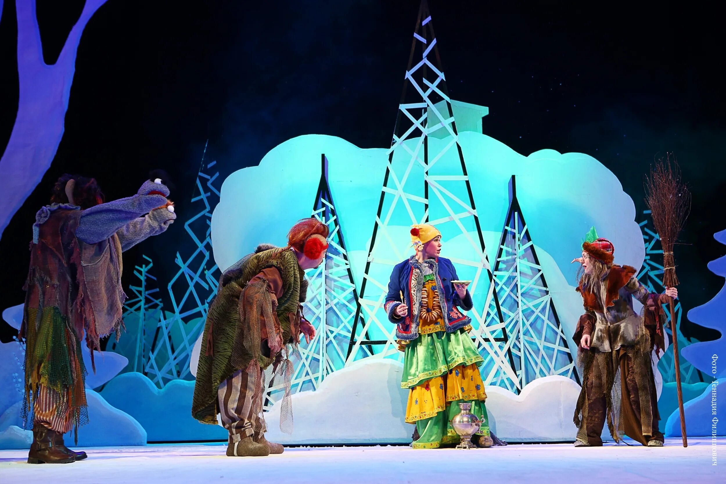 Парабель михалец. Сценка на новый год украшение. Сценарий сказки морозко для школьного театра. Пермский тюз морозко. Зимние декорации для спектакля.