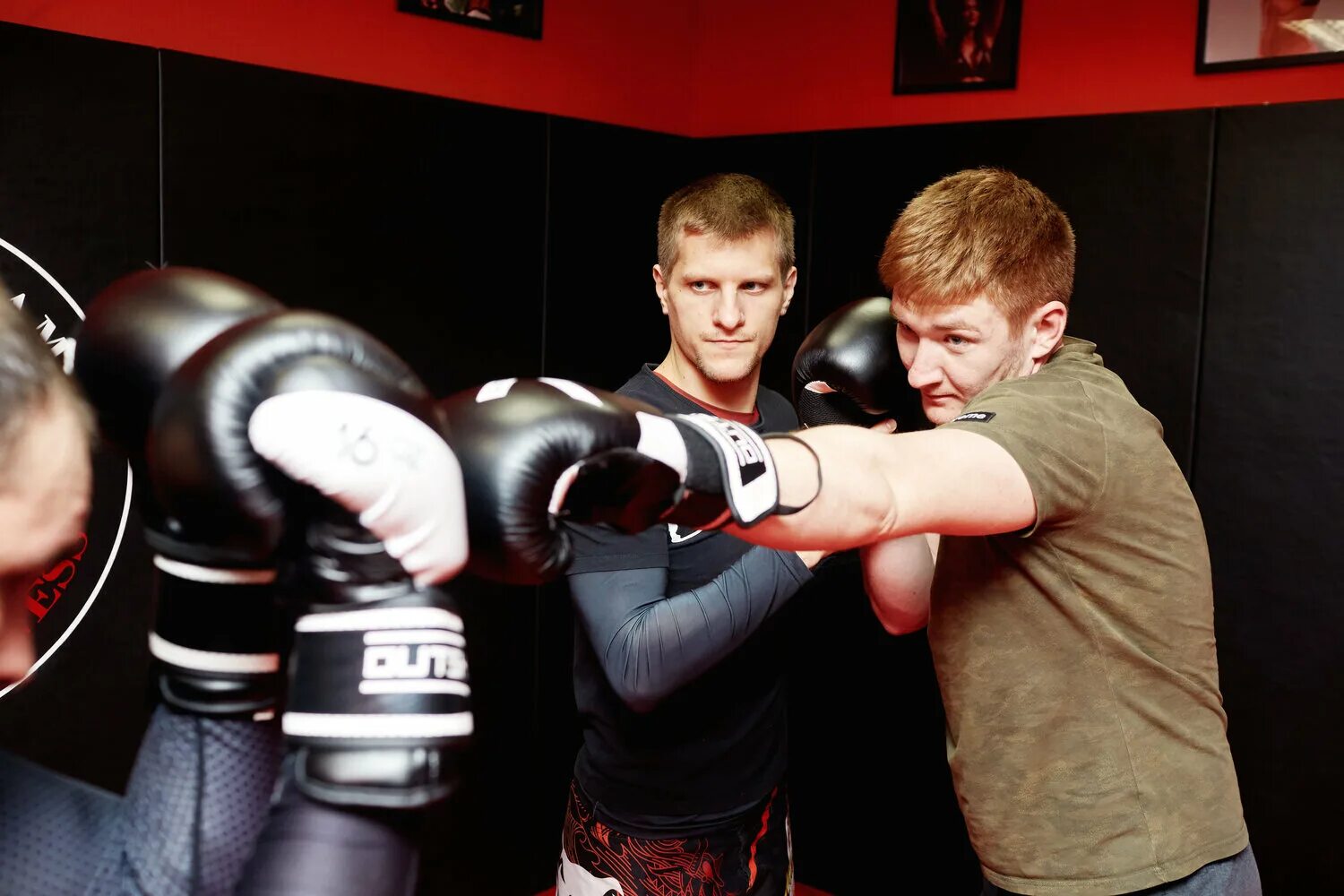 Единоборства рядом со мной. Два бойца на ринге. Клуб единоборств ттт. Боевые искусства рядом. Зал мма москва.