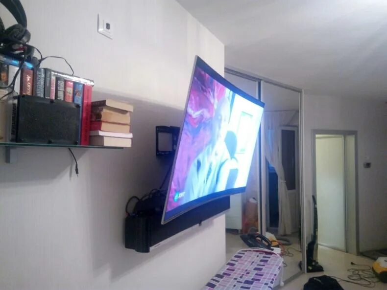 Ли телевизор. Изогнутый кронштейн для телевизора. Повесить телевизор на стену. Повешать телевизор на стену.