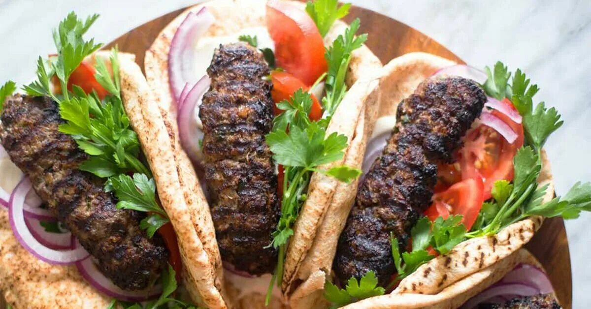 Крабы кебабы. Сэндвич люля кебаб. Сэндвич люля Kebab. Люля кебаб на черном фоне. Люля кебаб в лаваше.