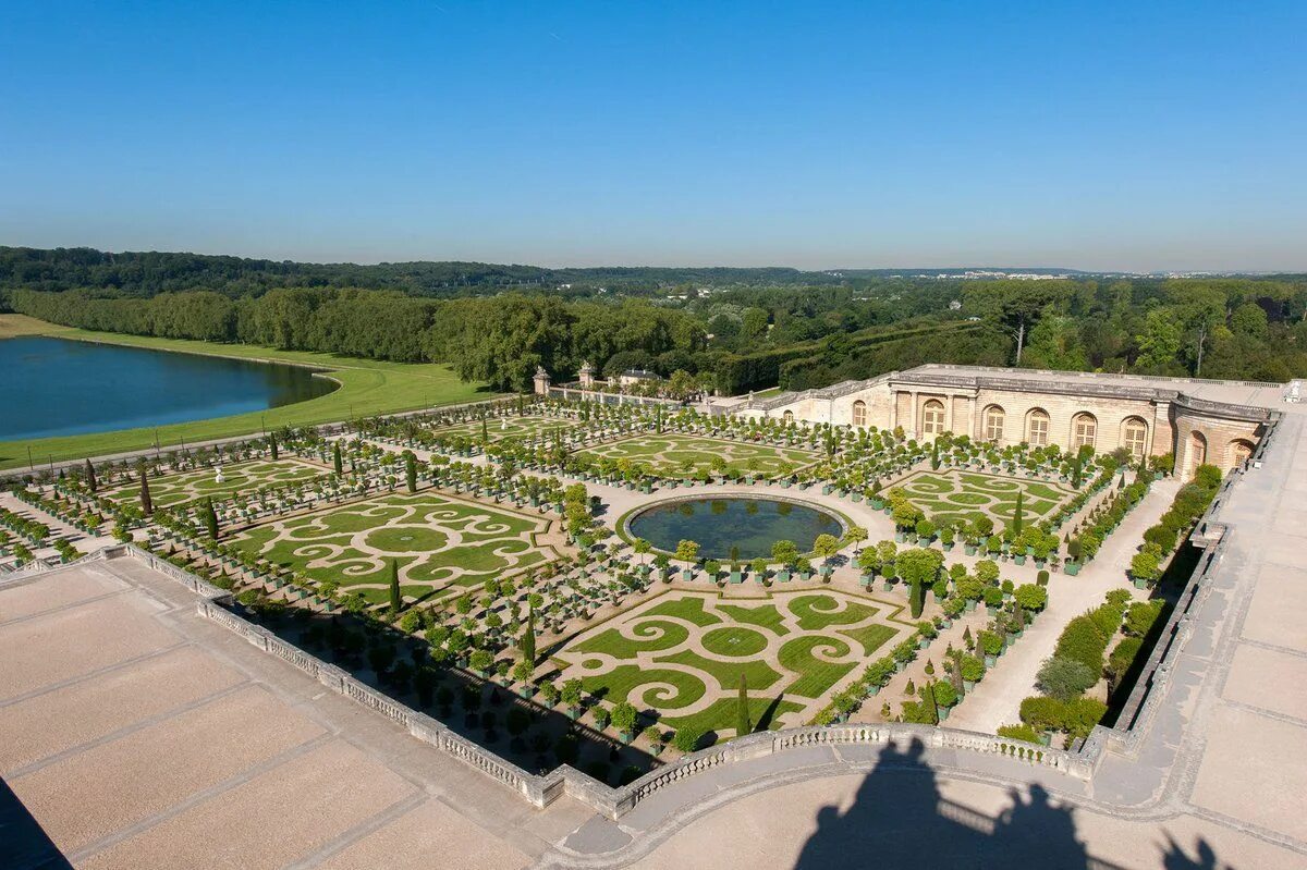 The palace gardens were. Версальский дворцово-парковый комплекс. Версальский садово-парковый комплекс. Версальский дворец и сады. Версаль парковый ансамбль.