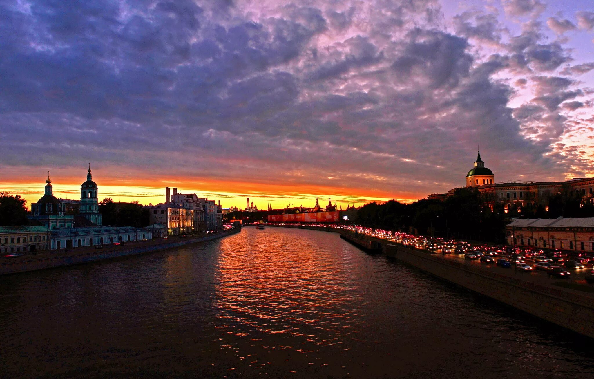 Красивый закат в россии. Москва Сити река рассвет. Рассвет на Москве реке. Восход на Москве реке. Реки Москвы.