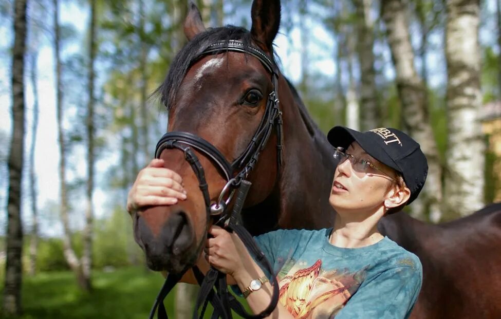 Взаимоотношения лошади и человека. Человек конь. Человек на лошади. Лошадки и люди. Лошадь и человек фото.