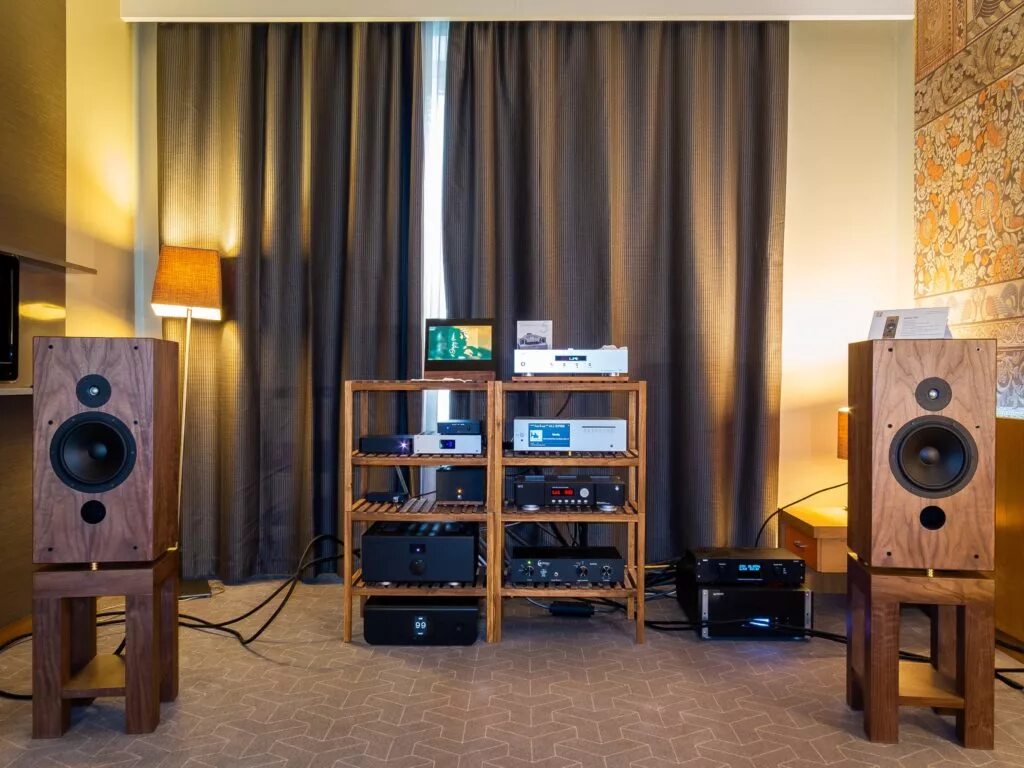 Hi-end-шоу опен бафл. Hi end sony акустика. Jamo c6000. Hi-fi & high end show урал 2023. Munich high end 2019.