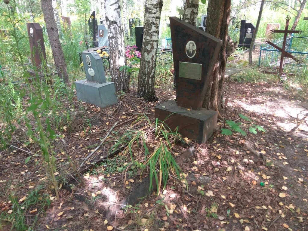 Могилы неизвестного солдата в якутии. Смешные надгробия. Мемы с могилой. Бессмертная могила. Коробочки на могиле.