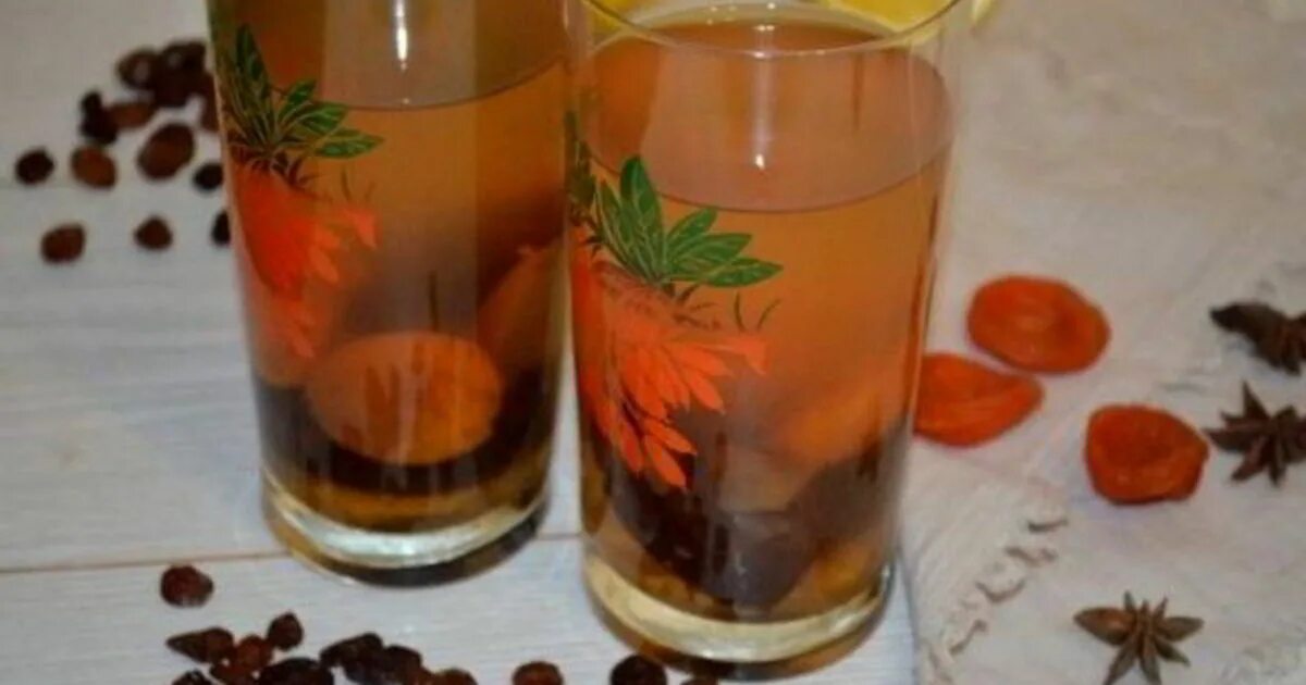 Компот из кураги и чернослива как варить. Компот из кураги. компот из изюма. компот из кураги и чернослива. компот из кураги и изюма.