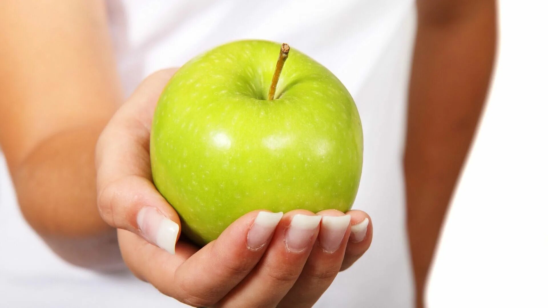 Яблоки для организма мужчины. Яблоко здоровья. Яблоко на ладони. Очищенное яблоко. Яблоко помогает пищеварению.
