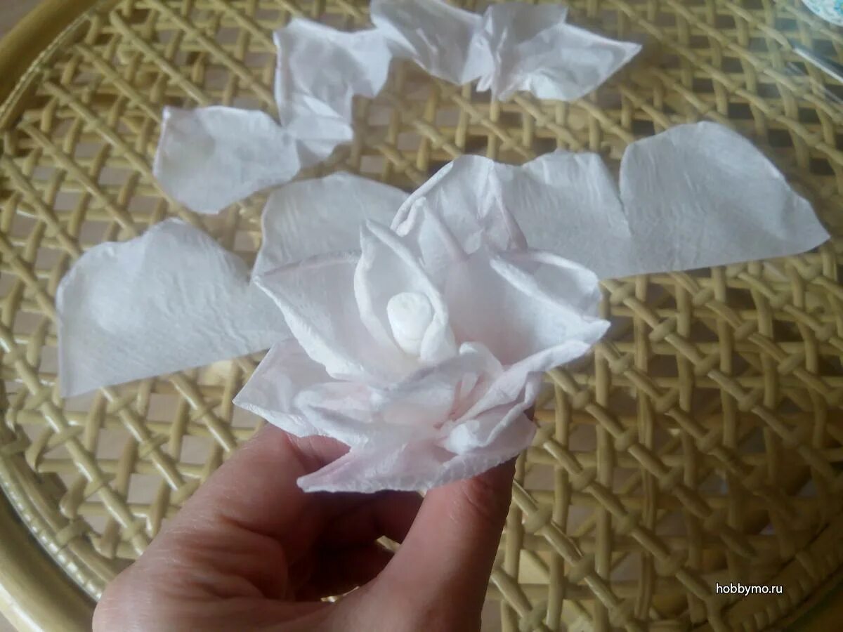 снеговик из салфеток. роза из салфетки бумажной. ромашки из салфеток бумажных. белый цветок из салфеток. поделки из кружевных бумажных салфеток.