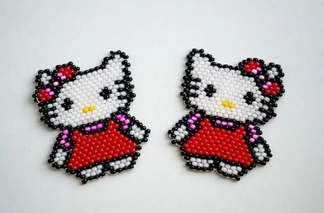Бисероплетения хеллоу китти. Хелло китти бисер. Как сплести китти из бисера. Как сплести китти из бисера. Кирпичное плетение бисером хелло китти.