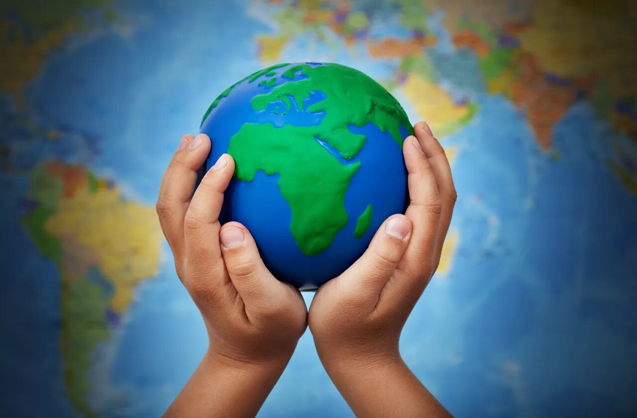Планета в руках детей. Земной шар в руках детей. Спасем мир. Земной шар в руках с Россией.