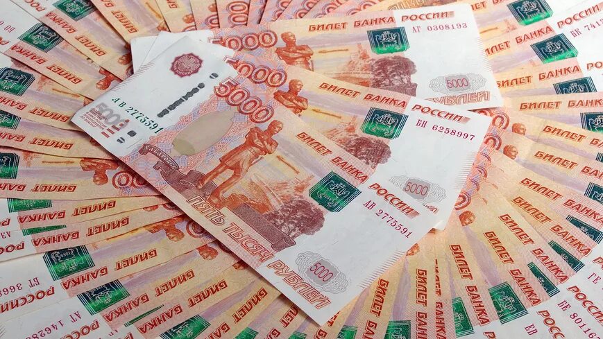 К чему снятся 5000 купюры. Российские деньги. пятитысячная купюра. тысячные купюры на столе. деньги рубли.