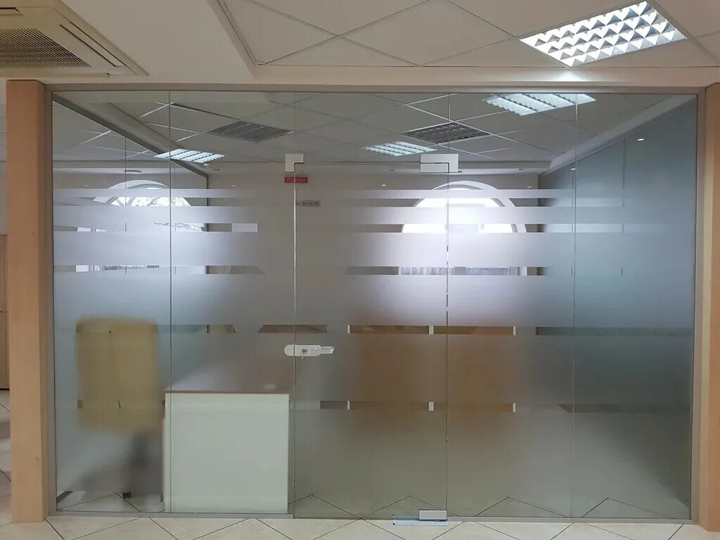 Витрина торговая стеклянная. Стеклянные витражи для магазинов. Цельностеклянные раздвижные перегородки. Стекло gm-6096 прозрачное. Стеклянные изделия.