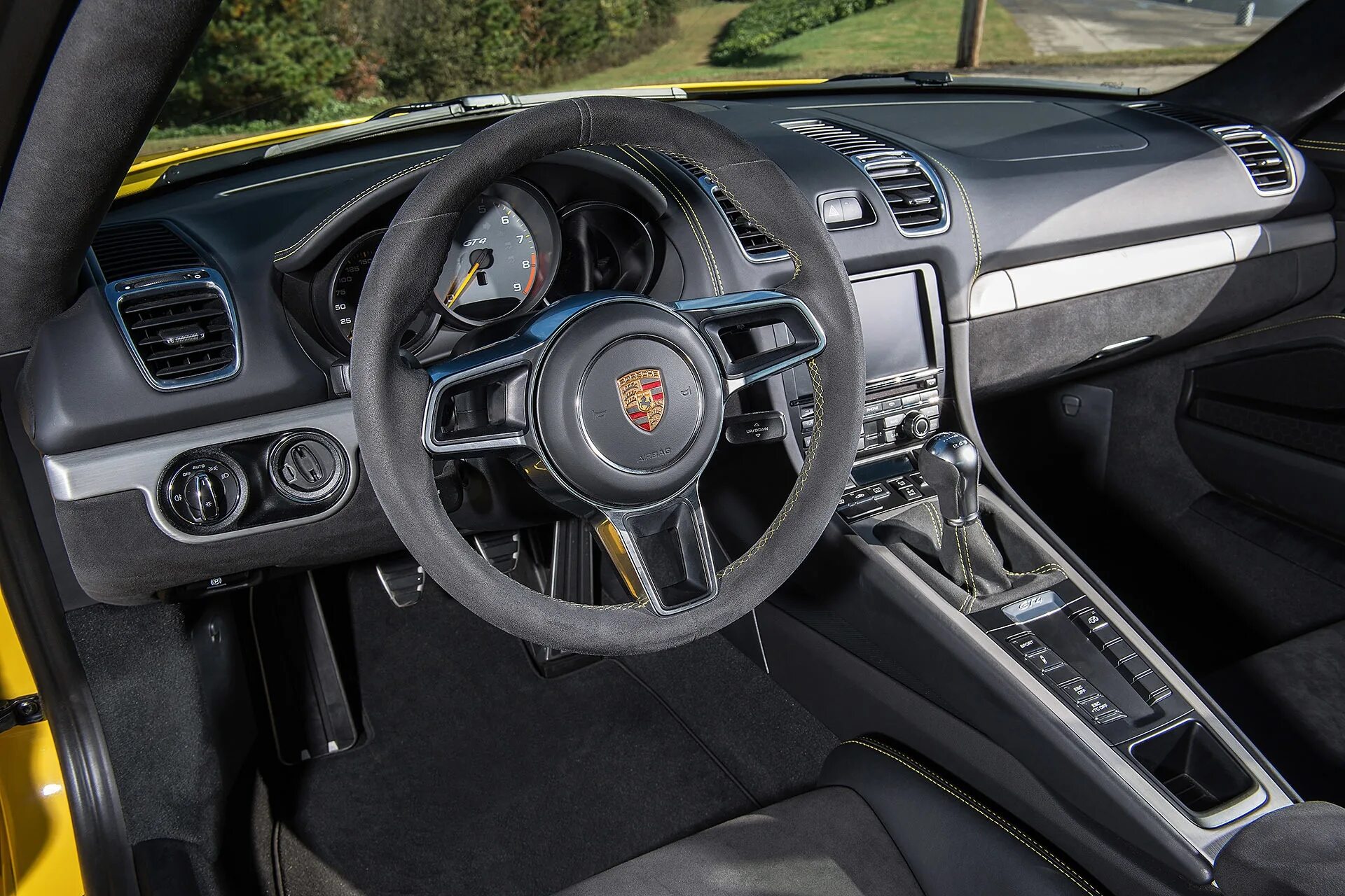 Gt 4 функции. Porsche Cayman gt4 салон. Porsche gt4 салон. Porsche Cayman gt4 2016. Porsche Cayman gt 4 2016 Interior.