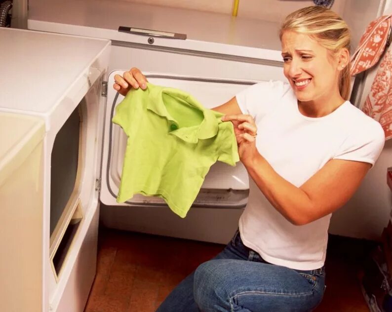 Стирает кофту. Стирка шерстяных вещей. Кофта стирки. Стираем вязаные вещи. Ткани после стирки.