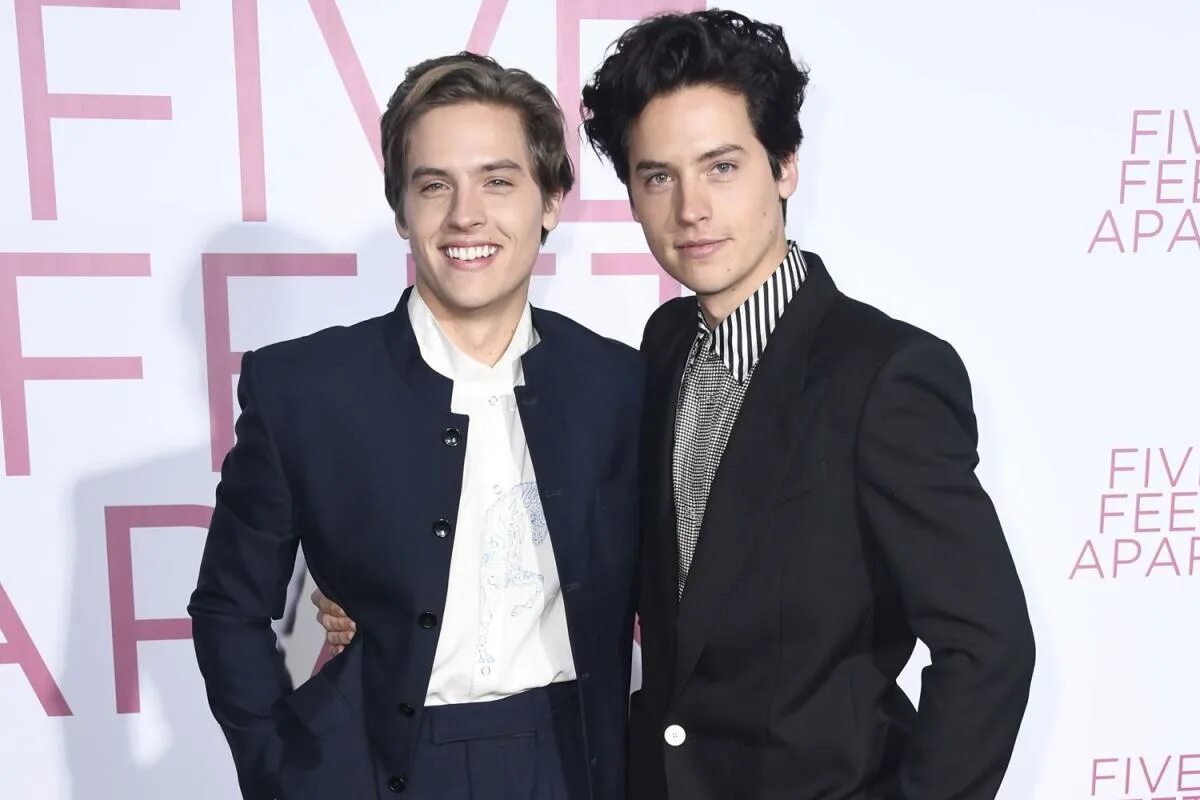 С кем встречается коул спроус Lili Reinhart & Cole Sprouse Show PDA and "Are in a Great Place'