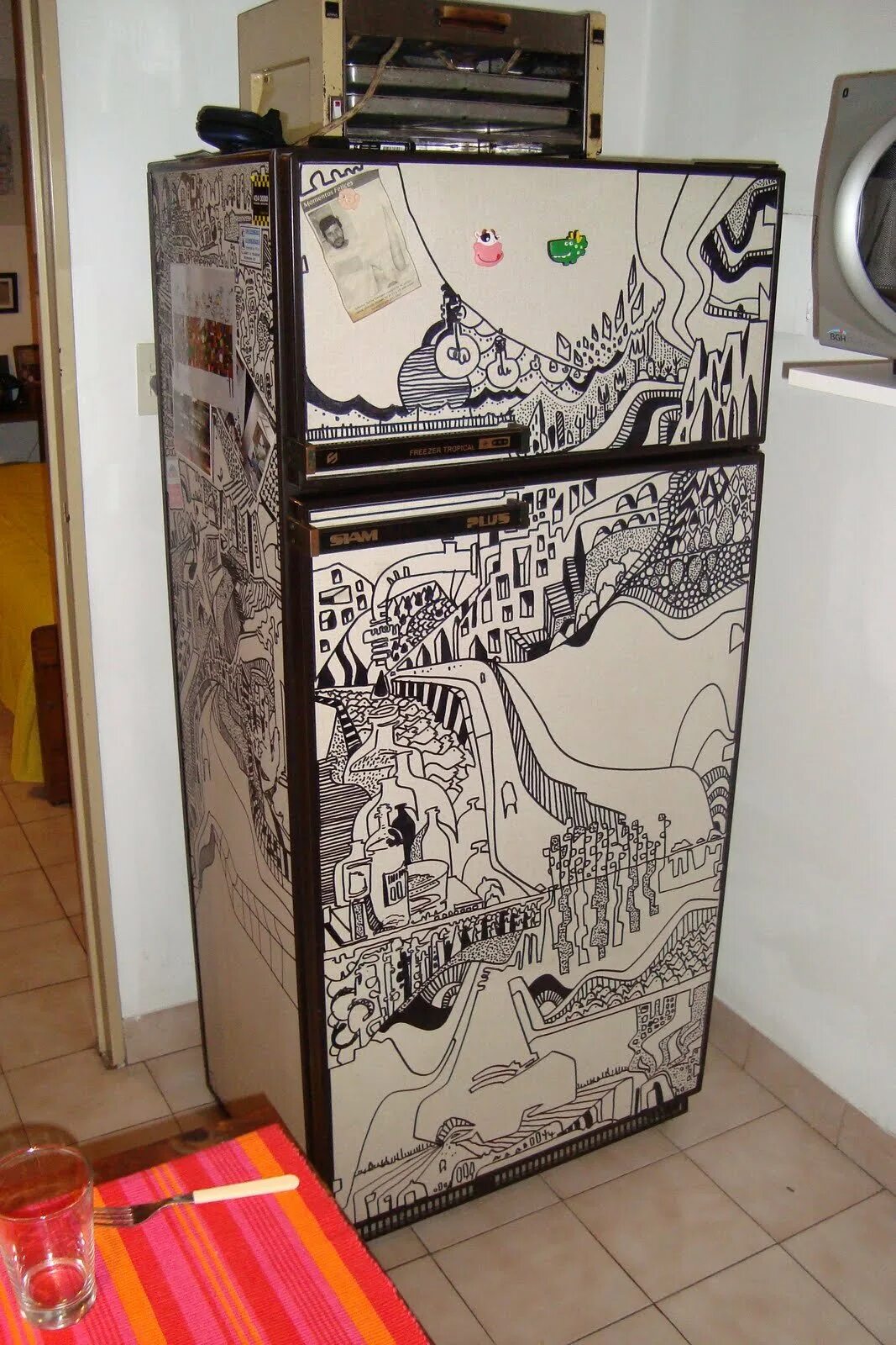 Покрасить холодильник в домашних условиях какой краской. Декор холодильника. Декор старого холодильника. Украсить холодильник. Декорирование холодильника.
