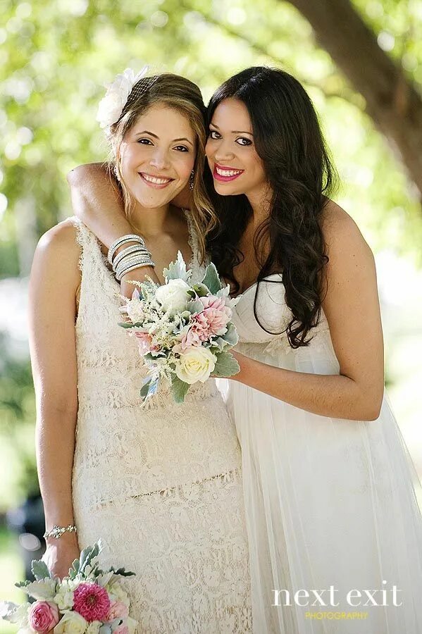 Стильная свадьба. Женщина женилась на девушке. Однополая свадьба женская. Замуж за богатого. Женщина женилась на подруге.