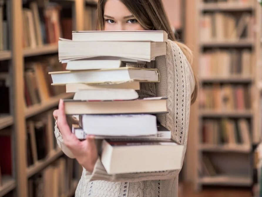 Люди в библиотеке. Чтение книг. Мужчина с книгой в руках. Чтение книг. Девушка с книгой.