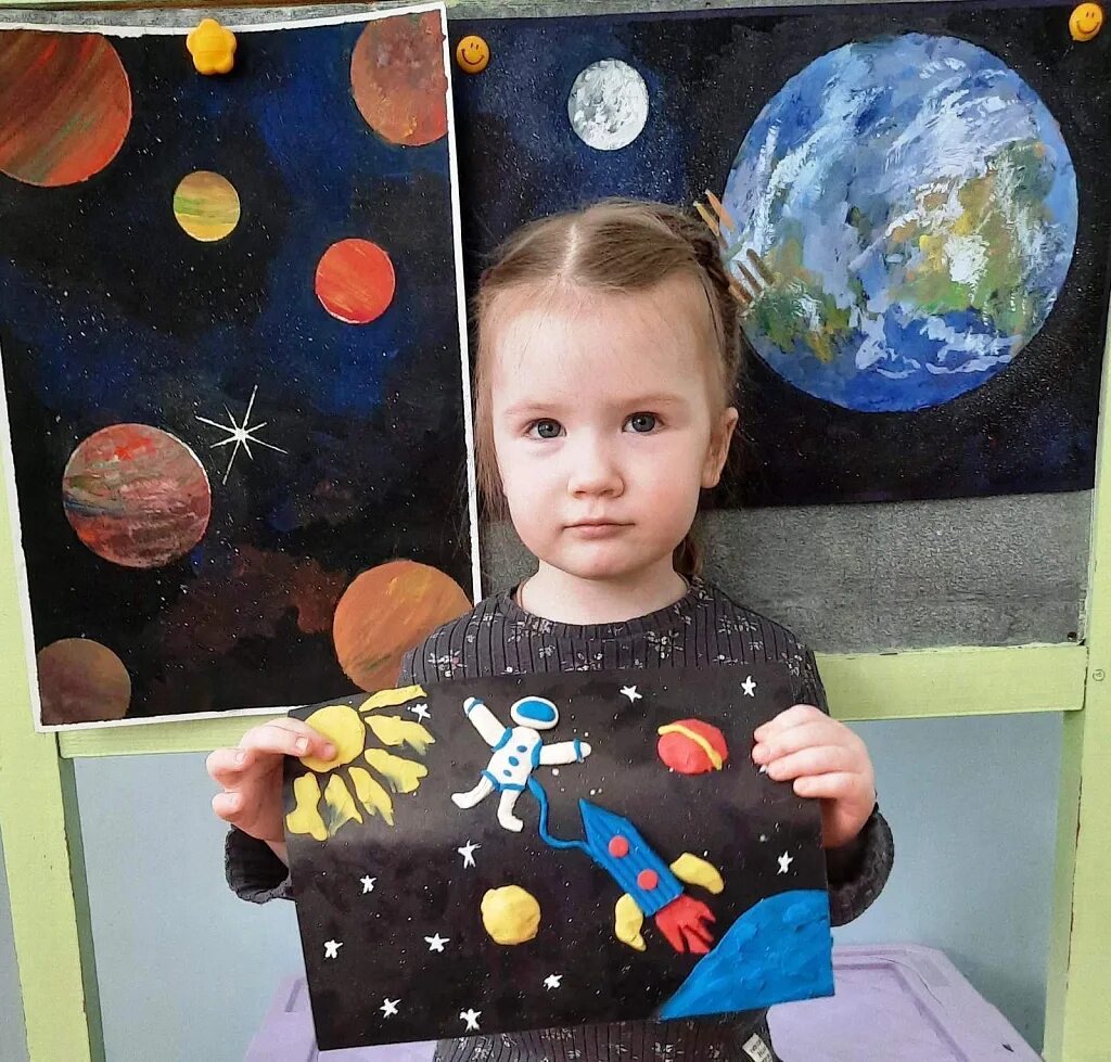 девочка космос. конкурс рисунков космос 2022. мир космоса стрижка декабрь 23. день космонавтики художественной школе. мир космоса стрижка декабрь 23.