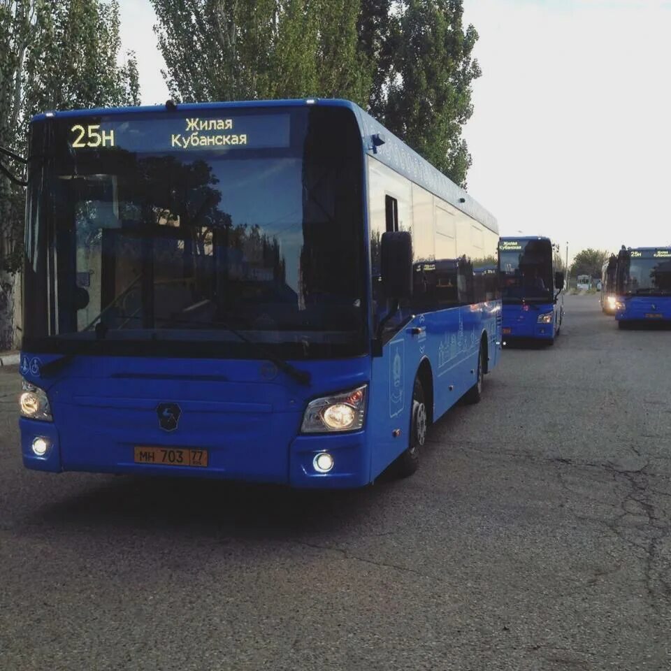 Автобусы астрахань в реальном времени. Автобус 25н Астрахань. Синий автобус. Синяя маршрутка. Синие автобусы Астрахань.