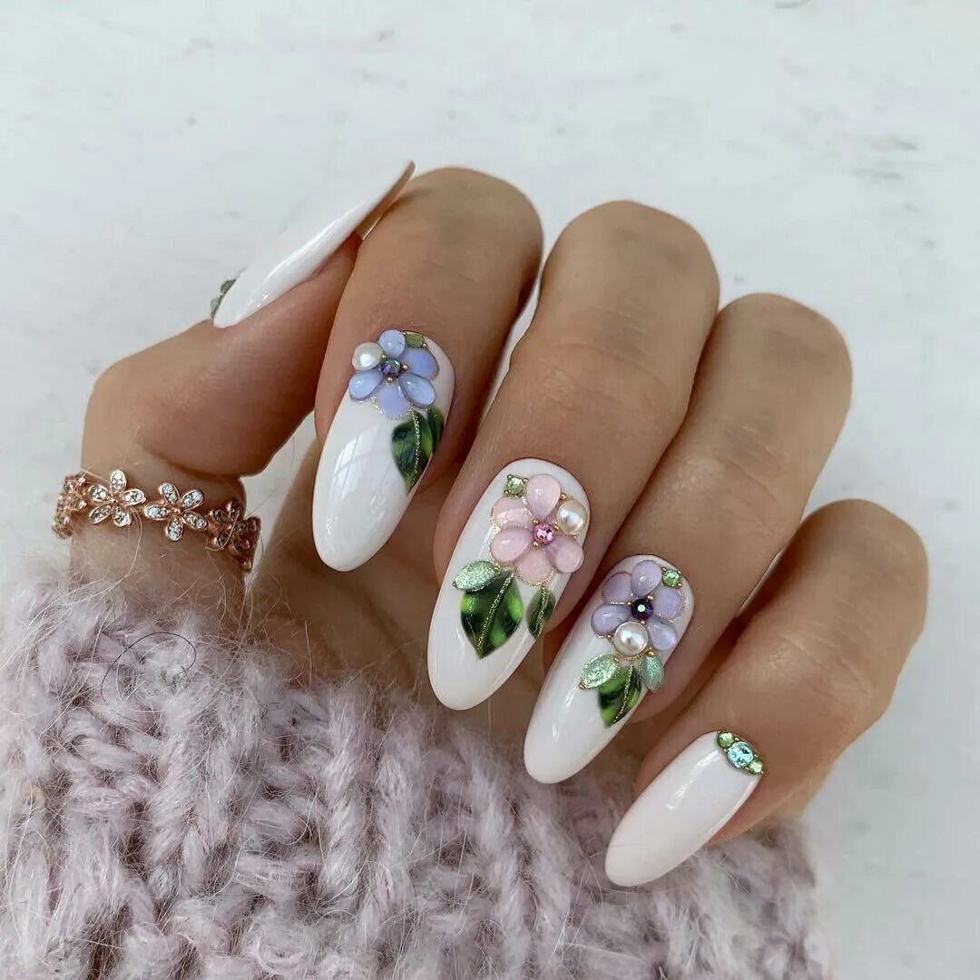 Маникюр с цветами. Ногти с цветочками. Белый маникюр с цветами. Дизайн ногтей на март месяц