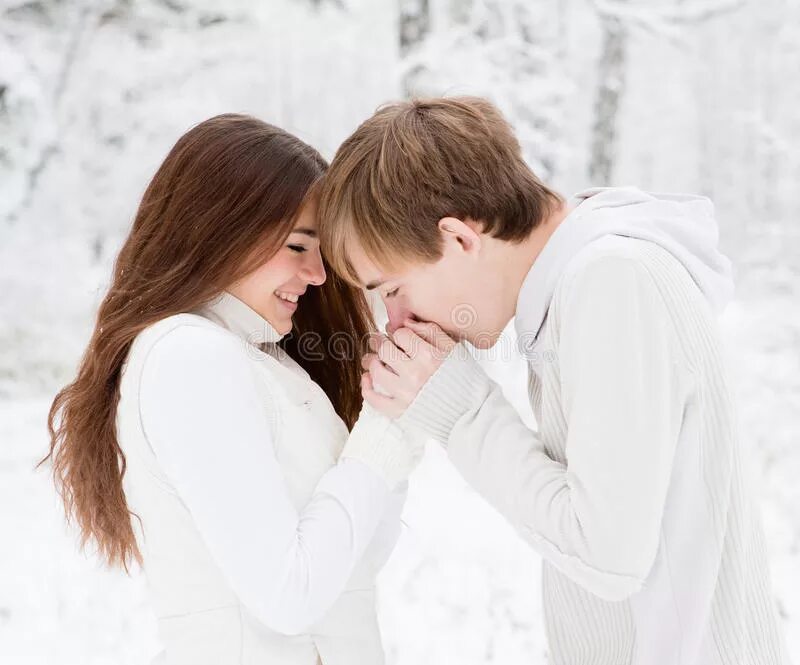 Нежность души. Стих если можешь кого то согреть так согрей. Нежная любовь. Зима любовь. Пара зимой.