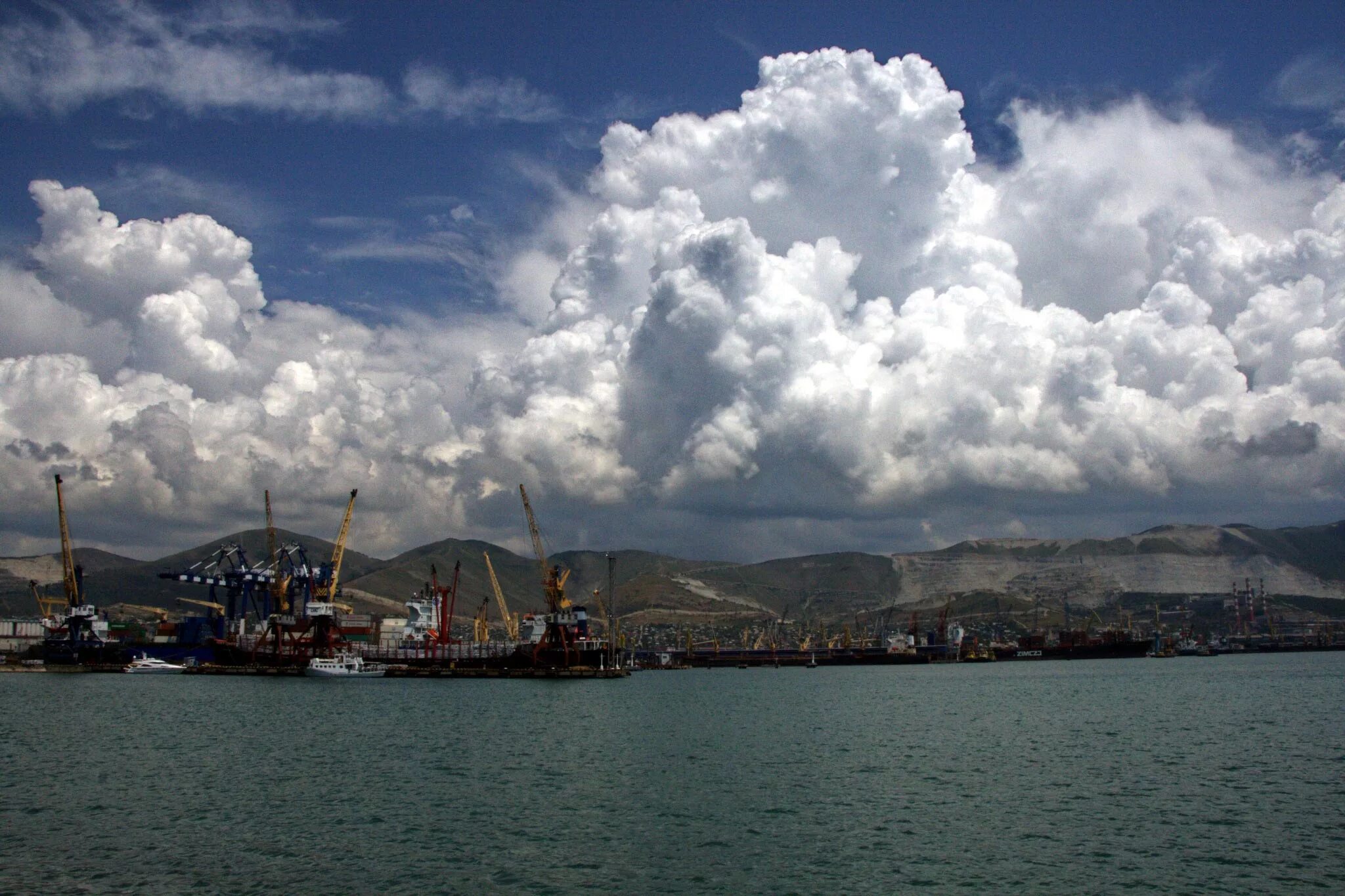 Климат город Новороссийск. Новороссийск / Novorossiysk. Город Новороссийск море. Порт Новороссийск сейчас. Новороссийск novorossiysk море