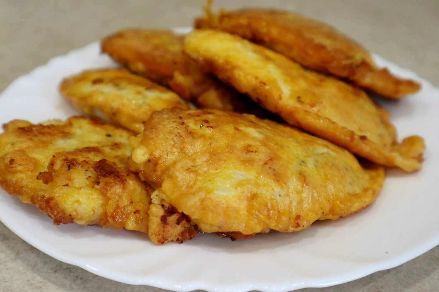 Куриные грудки в кляре калорийность. Филе куриных грудок в кляре. куриное филе в кляре на сковороде. кляр для курицы филе на сковороде. курочка в кляре.