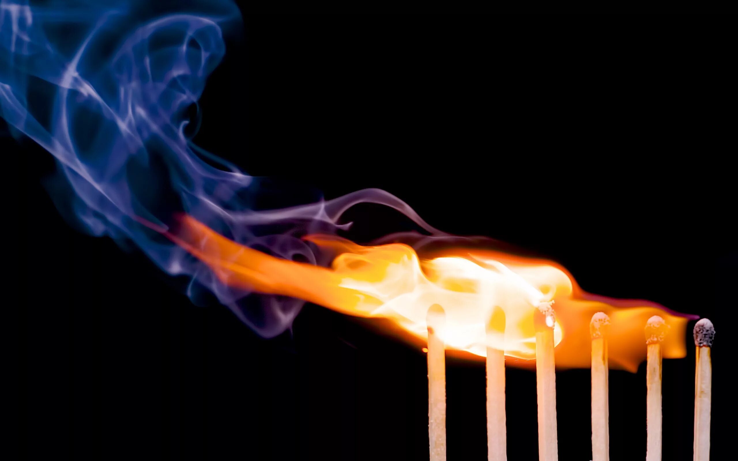 Горящая спичка. Спичка в руке референс. Дед зажег серную спичку осветив синим. Горящая спичка в руке. Дед зажег серную спичку осветив синим.