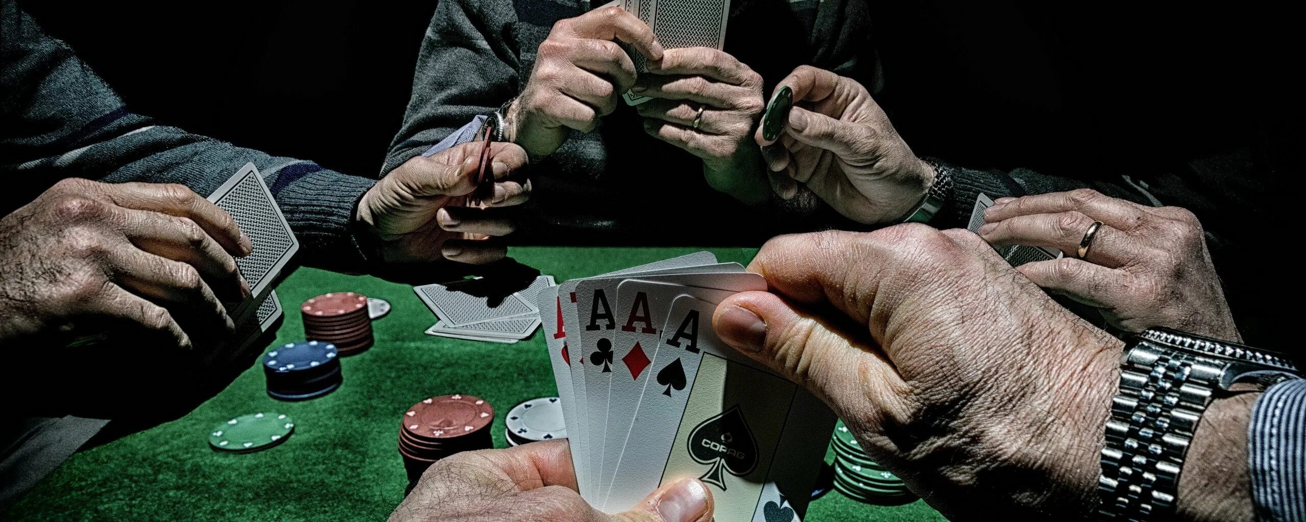 Аслан Есенкулов Покер. Люди играющие в Покер. Люди играют в карты. Шулера в казино. Проиграл в карты деньги