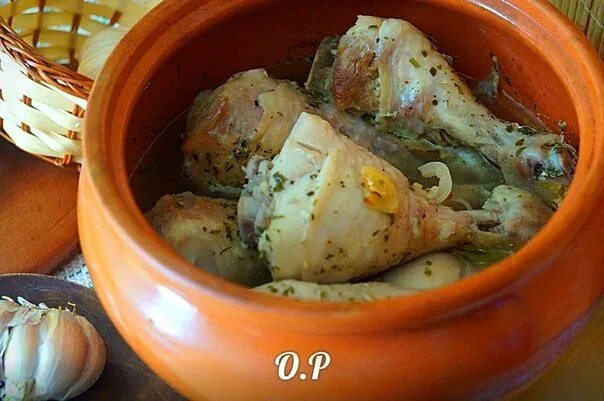 Блюдо в горшочке с куриной голенью. Жаркое в горшочках в духовке. Тушёная свинина в горшочке. Голени в горшочке в духовке. Куриные вкусняшки.