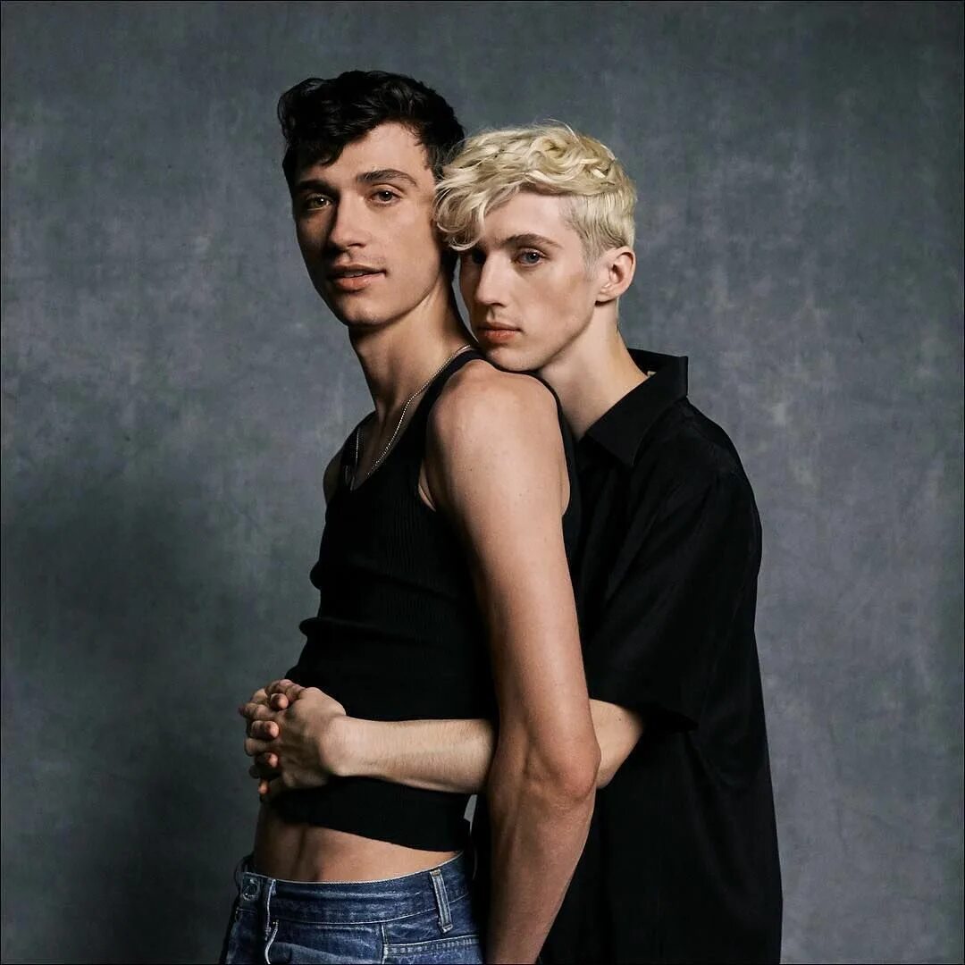 Eachother или each other. Вершина горы. Подросток на белом фоне. Something to give each other. Трой сиван с парнем.