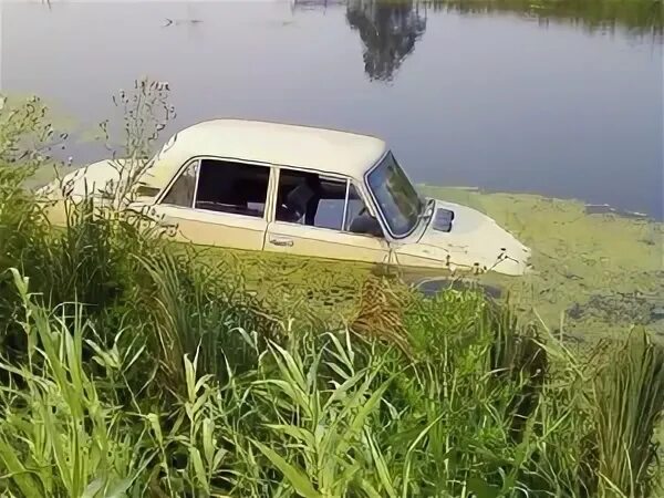 Машина едет по глубокой луже. Мытье машин у водоемов. Машина в луже. Бассейн в кузове пикапа. Пикап с бассейном.