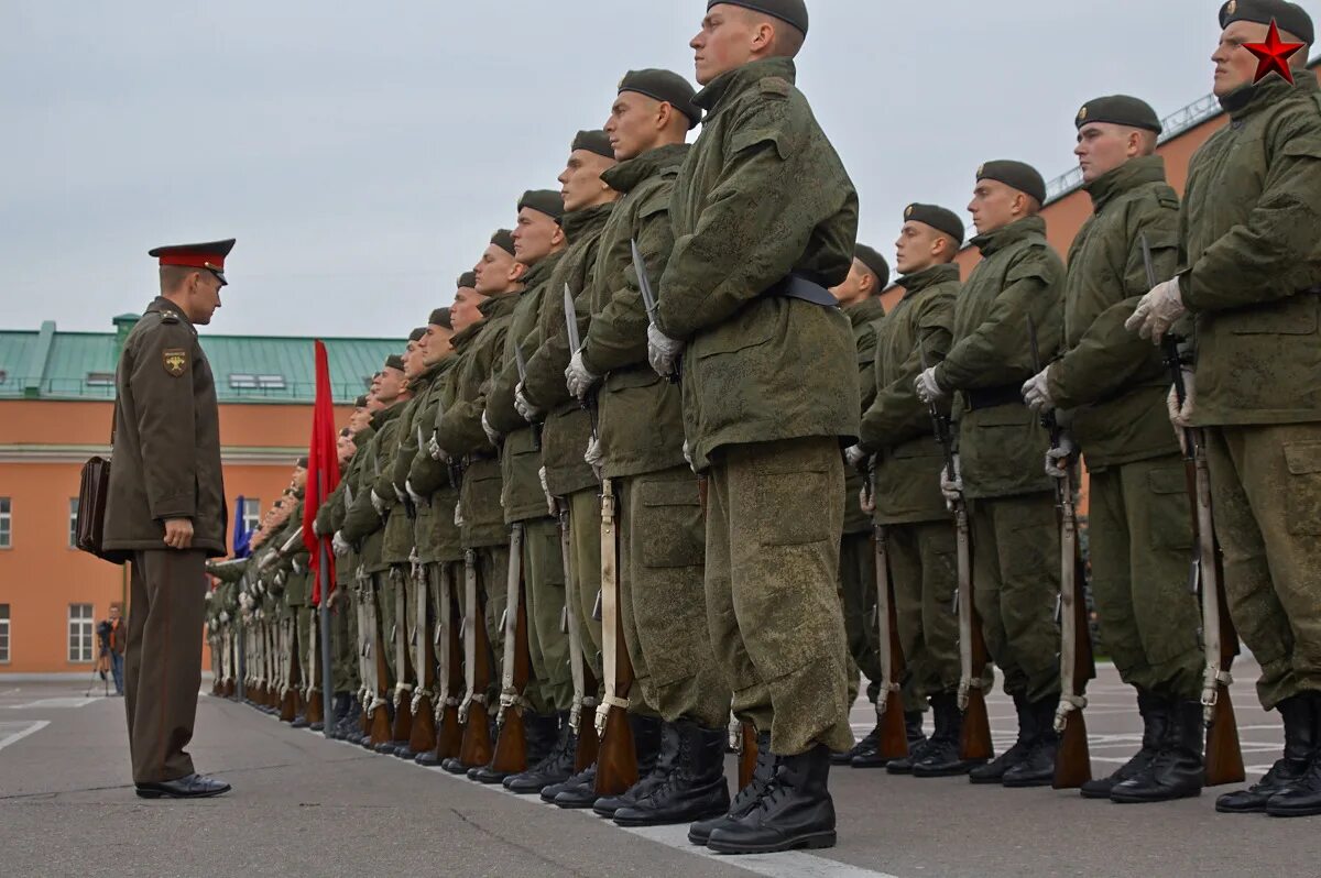 На плацу слушать. 154 Комендантский Преображенский полк ВК. 154-Й отдельный Комендантский Преображенский полк. Военный плац. Плац в армии.