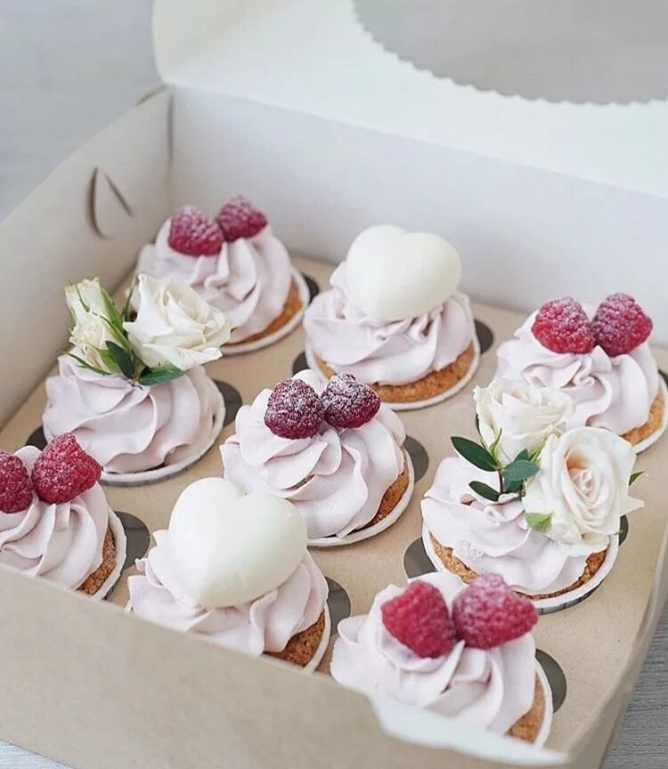 Украшение капкейков. Капкейки нежные. Красивые капкейки. Капкейки. Пирожное с розовой глазурью.