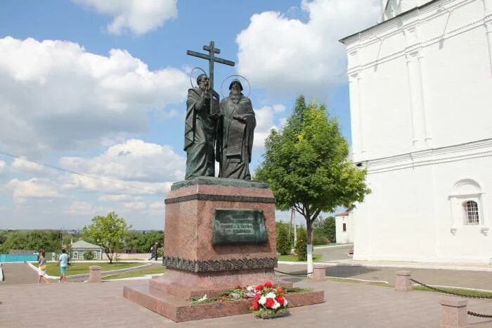 Памятник кириллу и мефодию в саранске. Памятник святым равноапостольным кириллу и мефодию в коломне". Памятник кириллу и мефодию в коломне фото. Памятник святым кириллу и мефодию в коломне. Памятник кириллу в коломне.