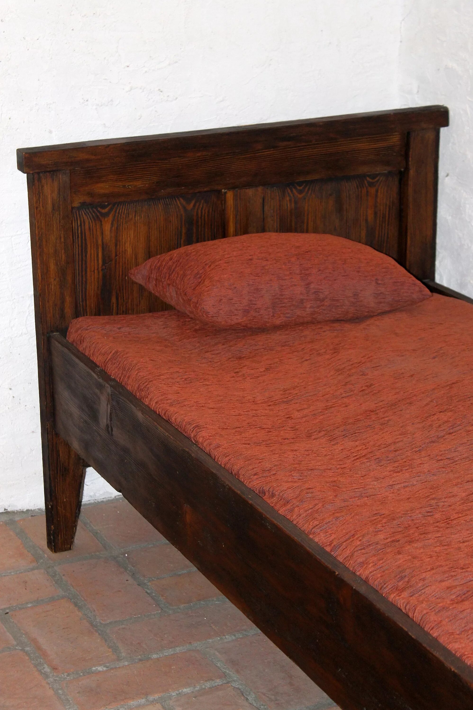 Куплю старые кровати. Старая кровать. Старая деревянная кровать. Советская кровать. Кровать Старая деревянная Советская.