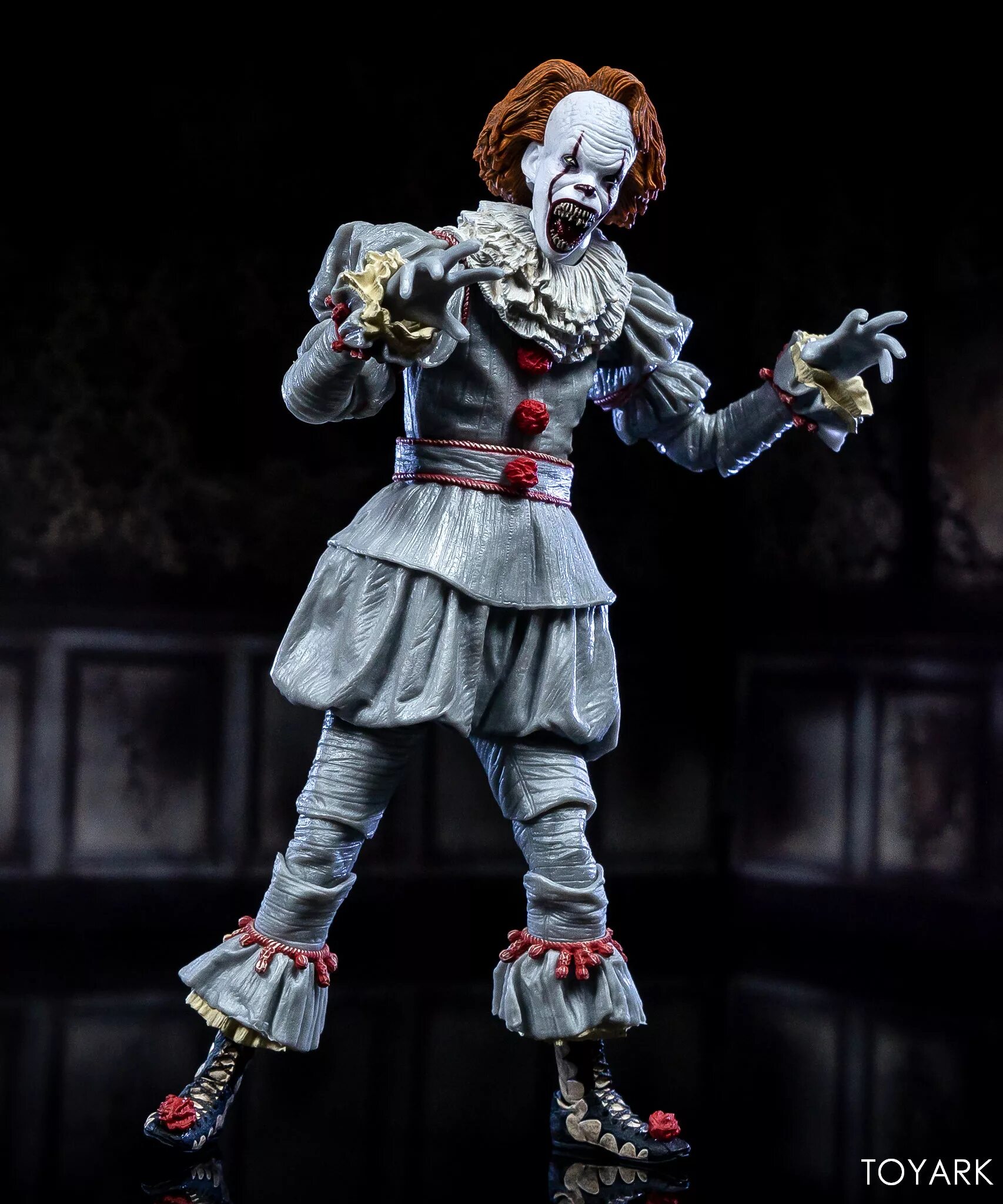 Пеннивайз 2017 в полный рост. Пеннивайз без фона. Фигурка пеннивайза neca it ultimate pennywise 2017. Пеннивайз из пластилина. Рост пеннивайза.