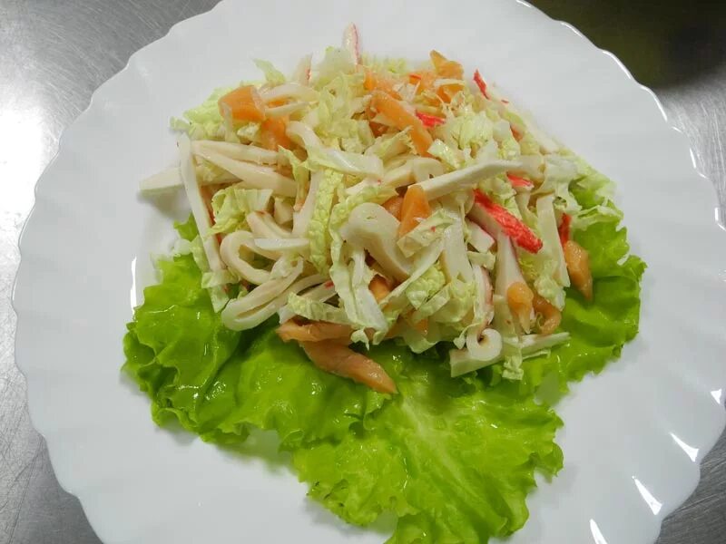 Салат с кальмарами капустой и огурцом. Салат с кальмарами и пекинской капустой. салат из кальмаров с пекинской капустой. кальмар с капустой салат. пекинская капуста с кальмаром.