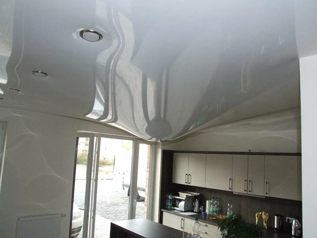 залило натяжной потолок. потоп потолок провис. затопили натяжной потолок. затопило натяжной потолок. залило натяжной потолок.