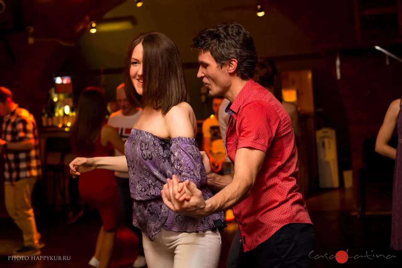 Свингерские вечеринки. Ужин с друзьями. Гламурная вечеринка. Красивая свингерская вечеринка. Пара пришла на свинг вечеринку.