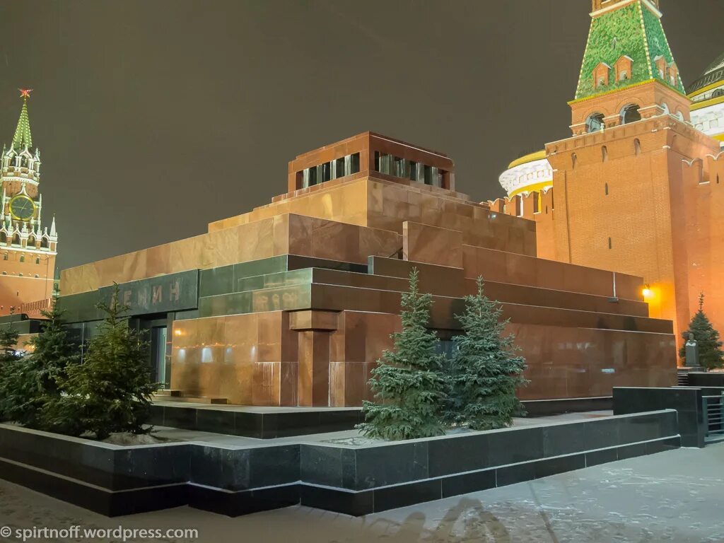 Сообщение о мавзолее. Мавзолей в.и ленина на красной площади в москве. ленин в мавзолее на красной площади. мавзолей ленина в москве. красная площадь москва мавзолей.